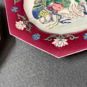 Een paar Chinese octagonale famille rose borden met robijnrode rand, Yongzheng — foto 8