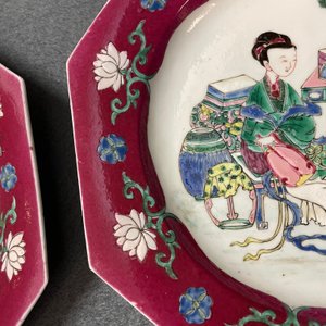 Een paar Chinese octagonale famille rose borden met robijnrode rand, Yongzheng — foto 9