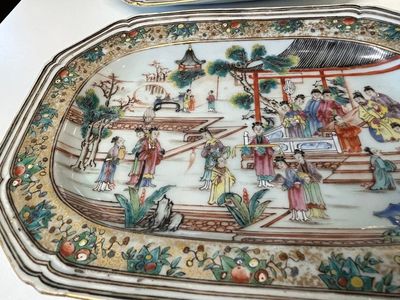 Een paar Chinese octagonale famille rose schotels met mandarijns decor, Qianlong — foto 11