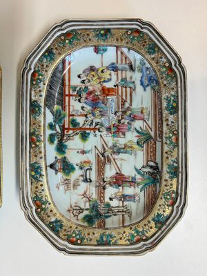 Een paar Chinese octagonale famille rose schotels met mandarijns decor, Qianlong — foto 2