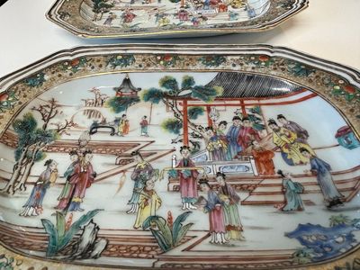 Een paar Chinese octagonale famille rose schotels met mandarijns decor, Qianlong — foto 10