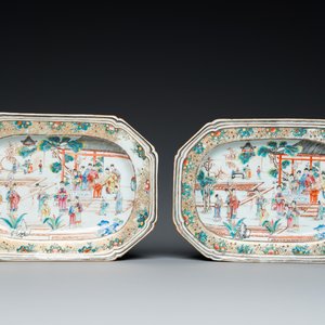 Een paar Chinese octagonale famille rose schotels met mandarijns decor, Qianlong — foto 1