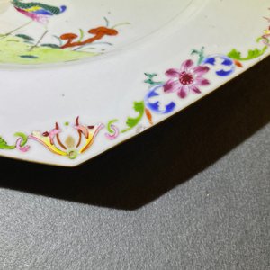 Een paar Chinese octagonale famille rose schotels met pauwen, Qianlong — foto 10