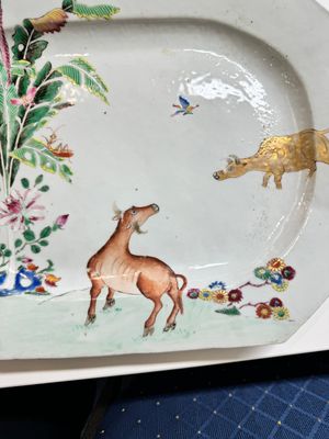 Een paar Chinese octagonale famille rose schotels met waterbuffels, Qianlong — foto 2