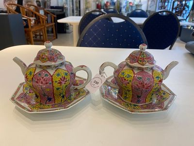 Een paar Chinese octagonale famille rose theepotten op onderschotels, Yongzheng — foto 1