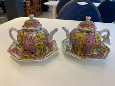 Een paar Chinese octagonale famille rose theepotten op onderschotels, Yongzheng — foto 3