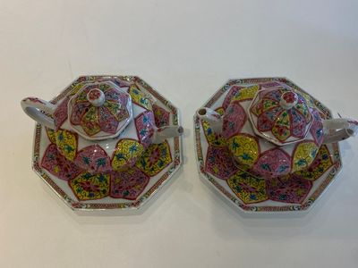 Een paar Chinese octagonale famille rose theepotten op onderschotels, Yongzheng — foto 4