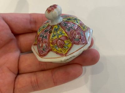 Een paar Chinese octagonale famille rose theepotten op onderschotels, Yongzheng — foto 5