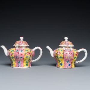 Een paar Chinese octagonale famille rose theepotten op onderschotels, Yongzheng — foto 5