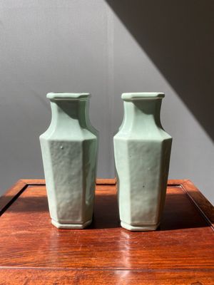 Een paar Chinese octagonale monochrome celadon vazen, Xuantong merk en periode — foto 1