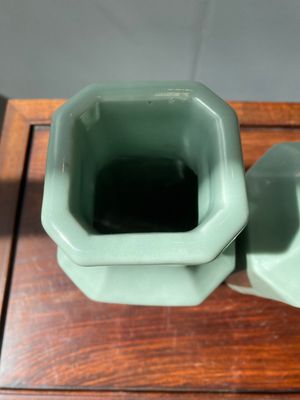 Een paar Chinese octagonale monochrome celadon vazen, Xuantong merk en periode — foto 4