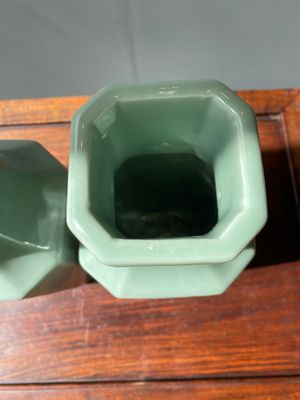 Een paar Chinese octagonale monochrome celadon vazen, Xuantong merk en periode — foto 5