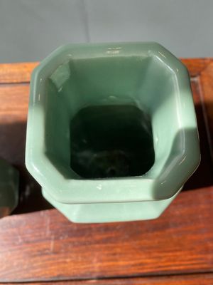 Een paar Chinese octagonale monochrome celadon vazen, Xuantong merk en periode — foto 9