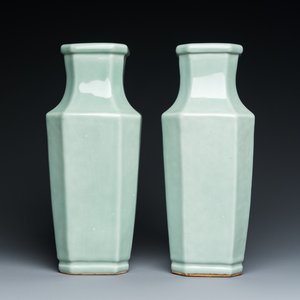Een paar Chinese octagonale monochrome celadon vazen, Xuantong merk en periode — foto 1