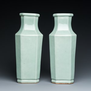 Een paar Chinese octagonale monochrome celadon vazen, Xuantong merk en periode — foto 3