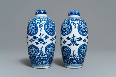 Een paar Chinese olijfvormige blauw-witte dekselvazen, Kangxi