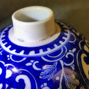 Een paar Chinese olijfvormige blauw-witte dekselvazen, Kangxi — foto 12