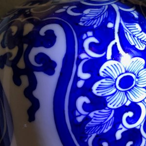 Een paar Chinese olijfvormige blauw-witte dekselvazen, Kangxi — foto 14