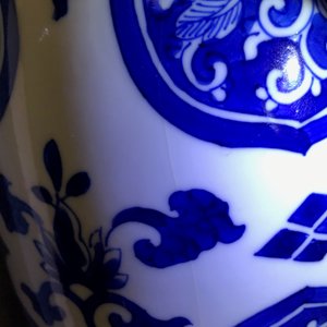Een paar Chinese olijfvormige blauw-witte dekselvazen, Kangxi — foto 16