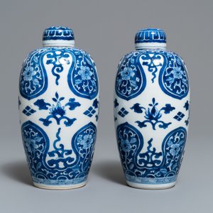 Een paar Chinese olijfvormige blauw-witte dekselvazen, Kangxi — foto 2