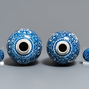 Een paar Chinese olijfvormige blauw-witte dekselvazen, Kangxi — foto 5