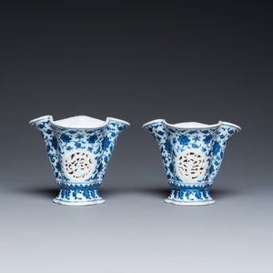 Een paar Chinese opengewerkte en dubbelwandige blauw-witte bekers met lotusslingers in Ming-stijl, Qianlong — foto 2