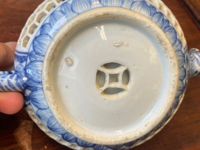 Een paar Chinese opengewerkte en dubbelwandige blauw-witte theepotten, Transitie periode — foto 14