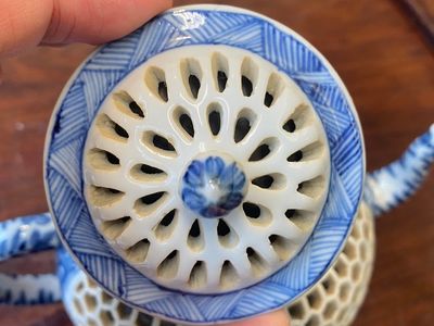 Een paar Chinese opengewerkte en dubbelwandige blauw-witte theepotten, Transitie periode — foto 10