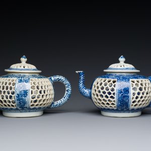 Een paar Chinese opengewerkte en dubbelwandige blauw-witte theepotten, Transitie periode — foto 2