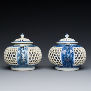 Een paar Chinese opengewerkte en dubbelwandige blauw-witte theepotten, Transitie periode — foto 5