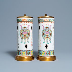 Een paar Chinese opengewerkte famille rose hoedensteunen als lampen omgevormd, 19e eeuw — foto 2