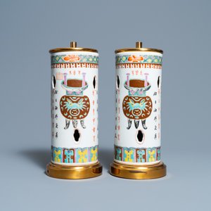 Een paar Chinese opengewerkte famille rose hoedensteunen als lampen omgevormd, 19e eeuw — foto 5
