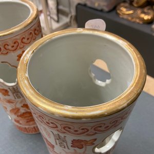 Een paar Chinese opengewerkte ijzerrode en vergulde hoedensteunen, Tongzhi merk, 19e eeuw — foto 10