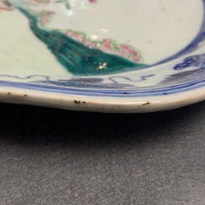 Een paar Chinese ovale famille rose schotels met een dame in een tuin, Qianlong — foto 7