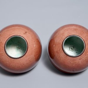 Een paar Chinese penselenwassers met 'peachbloom' glazuur, Kangxi — foto 6