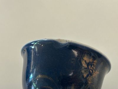Een paar Chinese poederblauwe stem cups met verguld decor, Kangxi — foto 2