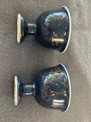 Een paar Chinese poederblauwe stem cups met verguld decor, Kangxi — foto 3