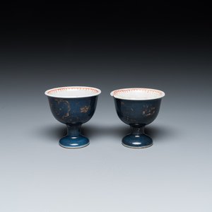 Een paar Chinese poederblauwe stem cups met verguld decor, Kangxi — foto 1