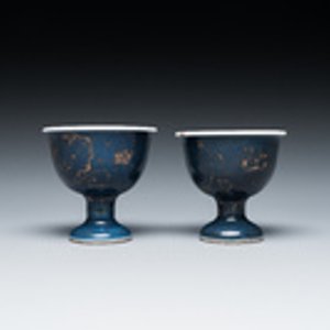 Een paar Chinese poederblauwe stem cups met verguld decor, Kangxi — foto 2