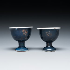 Een paar Chinese poederblauwe stem cups met verguld decor, Kangxi — foto 3