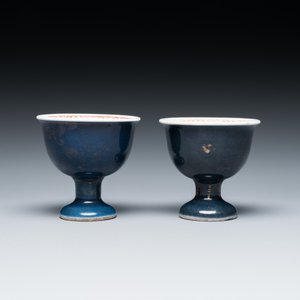 Een paar Chinese poederblauwe stem cups met verguld decor, Kangxi — foto 4
