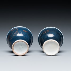 Een paar Chinese poederblauwe stem cups met verguld decor, Kangxi — foto 6