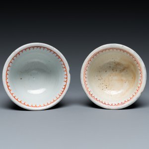 Een paar Chinese poederblauwe stem cups met verguld decor, Kangxi — foto 7