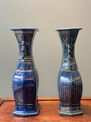 Een paar Chinese poederblauwe vazen met verguld decor, Qianlong — foto 2