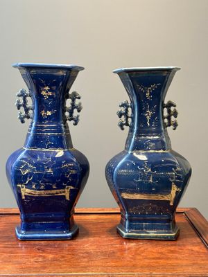 Een paar Chinese poederblauwe vazen met verguld decor, Qianlong — foto 3