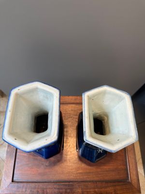 Een paar Chinese poederblauwe vazen met verguld decor, Qianlong — foto 5