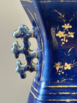 Een paar Chinese poederblauwe vazen met verguld decor, Qianlong — foto 6