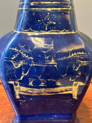 Een paar Chinese poederblauwe vazen met verguld decor, Qianlong — foto 7