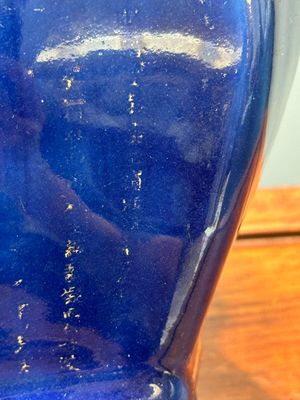 Een paar Chinese poederblauwe vazen met verguld decor, Qianlong — foto 9
