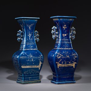 Een paar Chinese poederblauwe vazen met verguld decor, Qianlong — foto 1